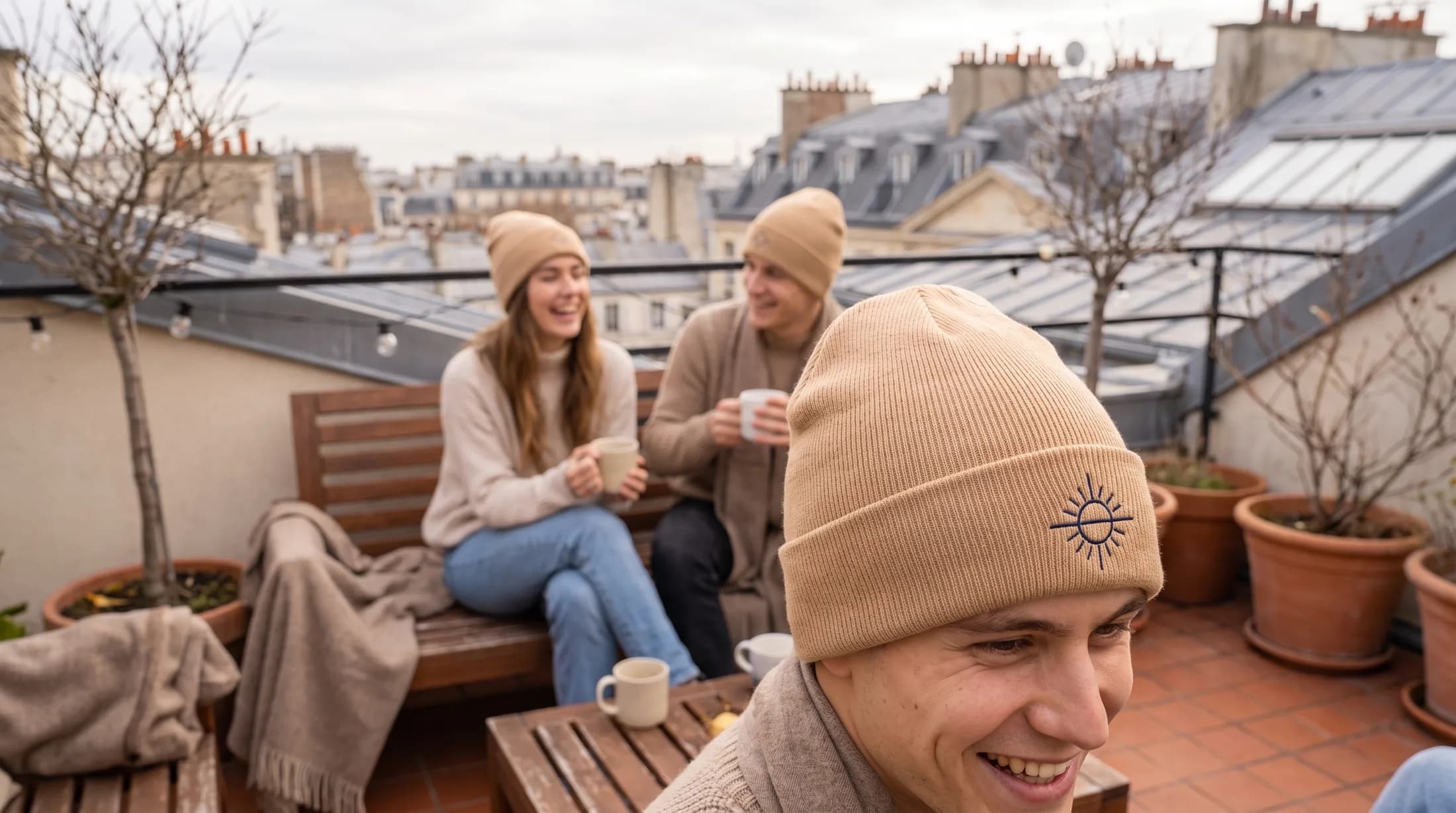 Petit groupe portant des bonnets brodés assortis en terrasse à Paris